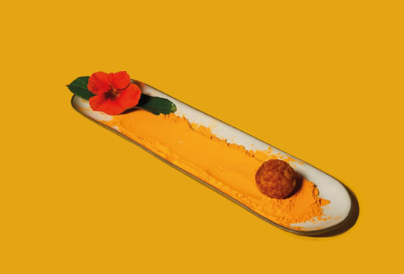 Perrito gourmet con croqueta, salsas y crujiente